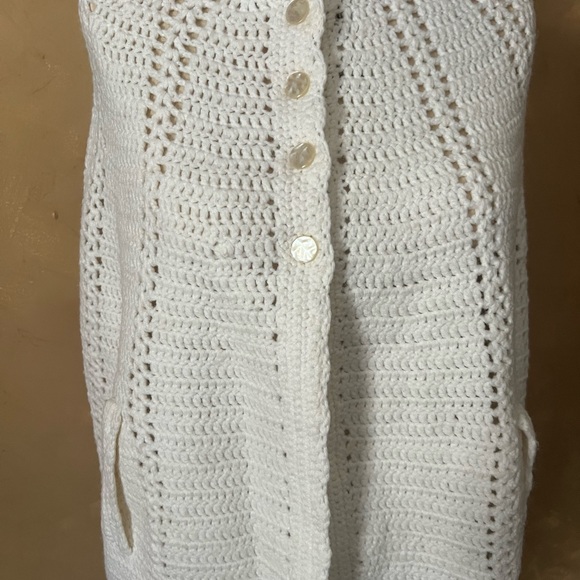 Crocheted Caplet Granie chic White Shell buttons Handmade Vintage - Picture 8 of 8